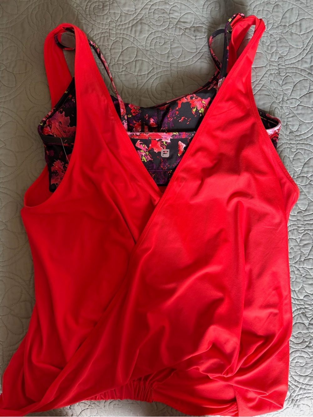 Fabletics Lucia Tank M/8 Red 2-in-1 Floral Sports Bra Twisted Back